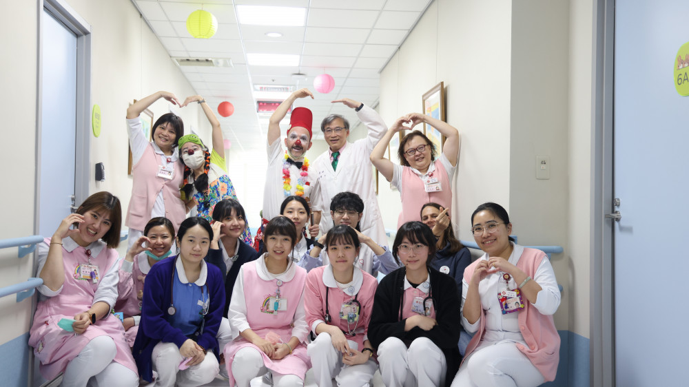 紅鼻子醫生進駐竹市立馬偕兒醫為住院孩子每週帶來歡樂時光！