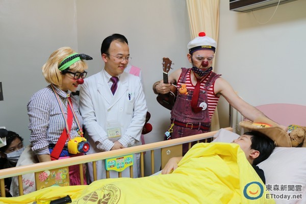 紅鼻子醫生溫柔唱14歲呼吸衰竭童「不用安眠藥」睡著了